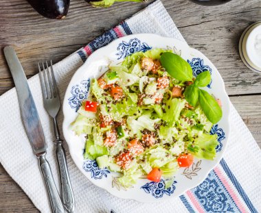 Domates, patlıcan, susam ve fl taze sebze salatası