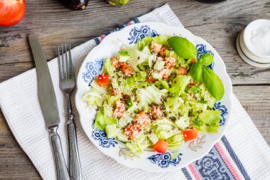 Domates, patlıcan, susam ve fl taze sebze salatası