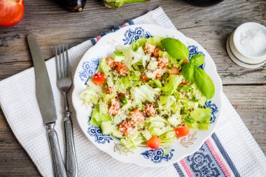 Domates, patlıcan, susam ve fl taze sebze salatası