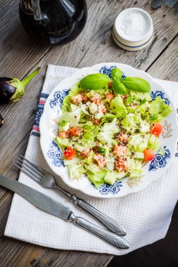 Domates, patlıcan, susam ve fl taze sebze salatası