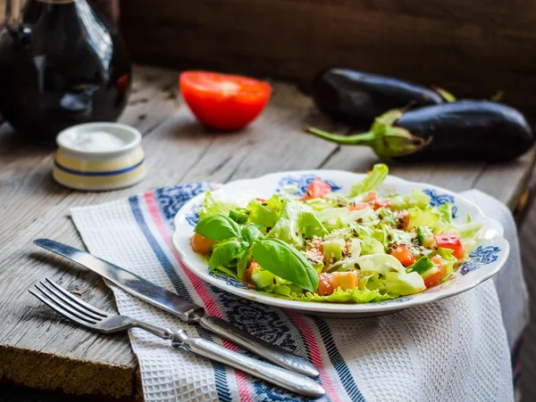 Zeleninový salát s rajčaty, lilkem, Sezamová semínka a fl — Stock fotografie