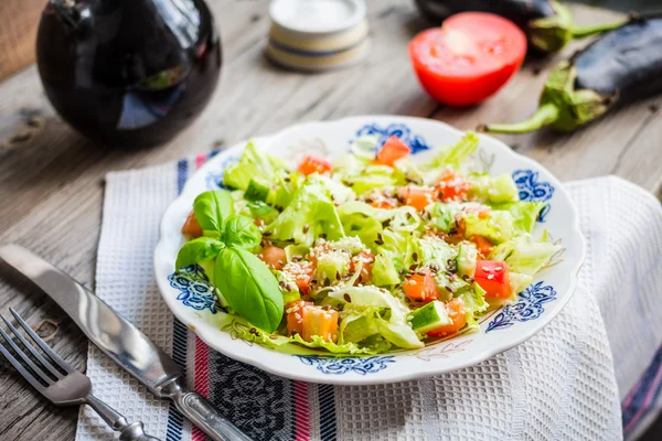 Groene groenten Salade met tomaat, aubergine, sesamzaad en fl — Stockfoto