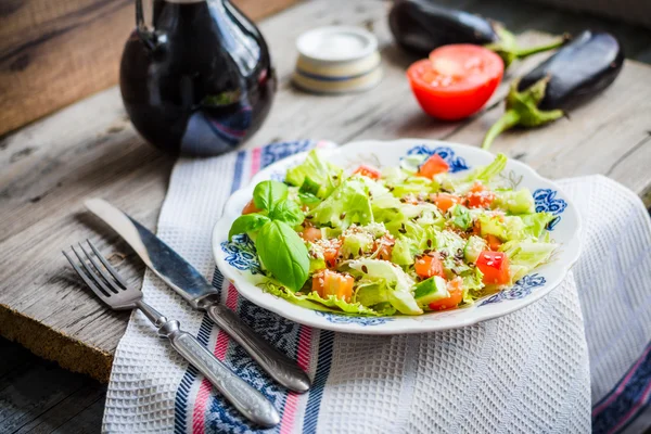 yeşil sebze salata domates, patlıcan, susam ve ba