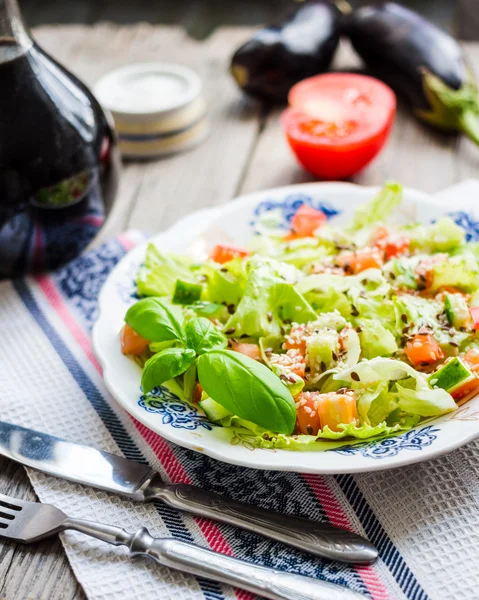 Groene groenten Salade met tomaat, aubergine, sesamzaad en ba — Stockfoto