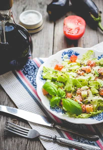 Zelený zeleninový salát s rajčaty, lilkem, Sezamová semínka a ba — Stock fotografie