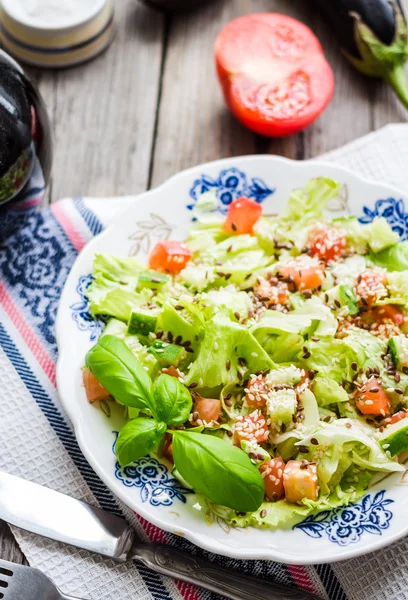 yeşil sebze salata domates, patlıcan, susam ve ba