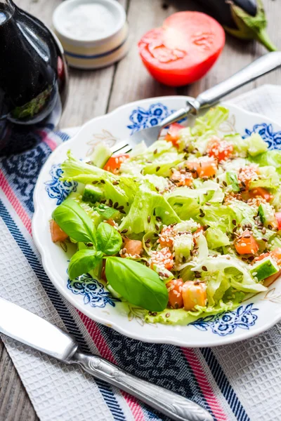 Grüner Gemüsesalat mit Tomaten, Auberginen, Sesam und Ba — Stockfoto