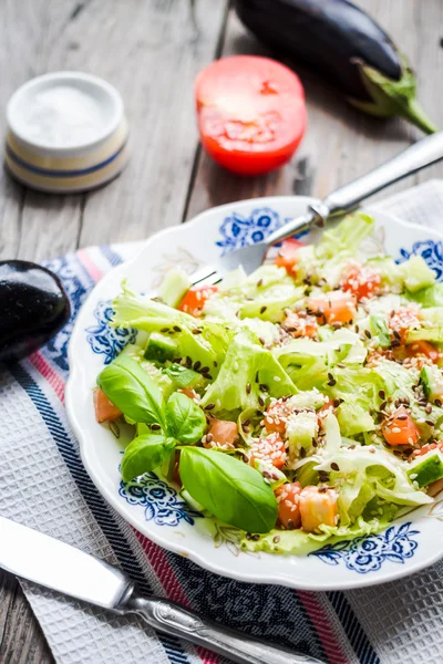 yeşil sebze salata domates, patlıcan, susam ve ba