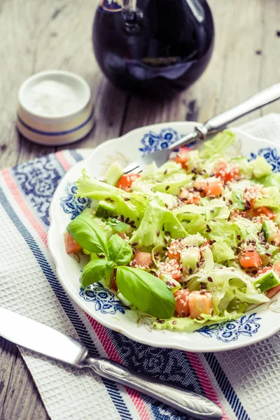 Zelený zeleninový salát s rajčaty, lilkem, Sezamová semínka a ba — Stock fotografie