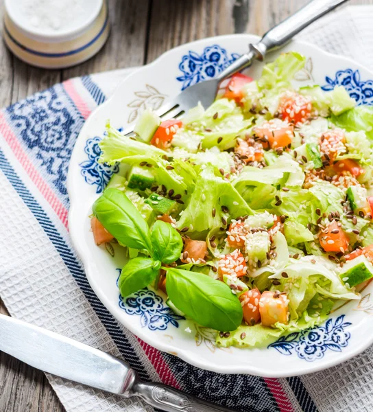 Grüner Gemüsesalat mit Tomaten, Auberginen, Sesam und Ba — Stockfoto