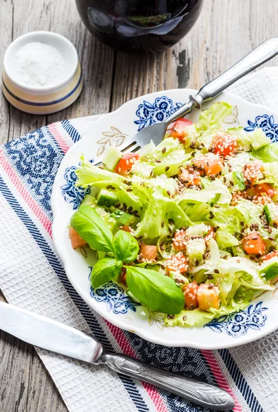 yeşil sebze salata domates, patlıcan, susam ve ba