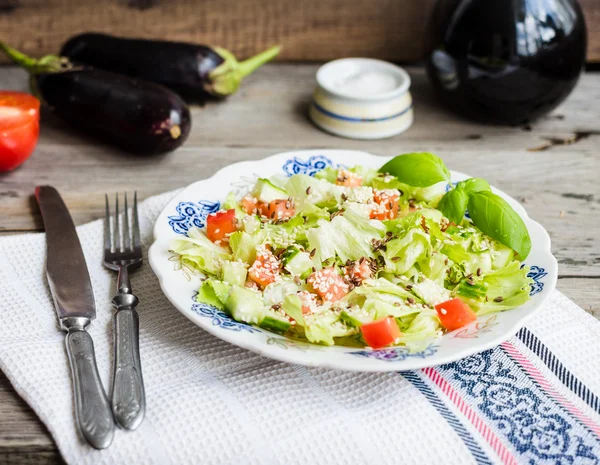 Domates, patlıcan, susam ve fl taze sebze salatası