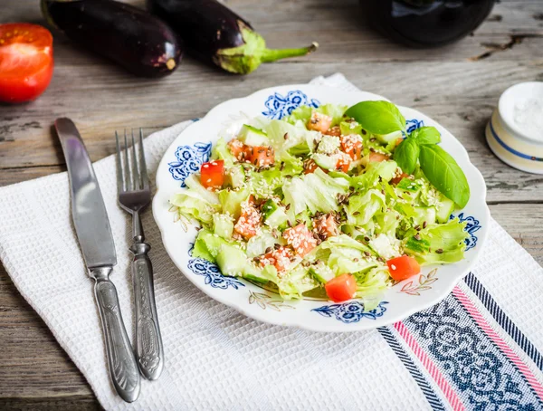 Domates, patlıcan, susam ve fl taze sebze salatası