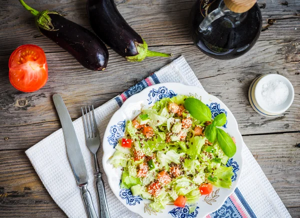 Domates, patlıcan, susam ve fl taze sebze salatası