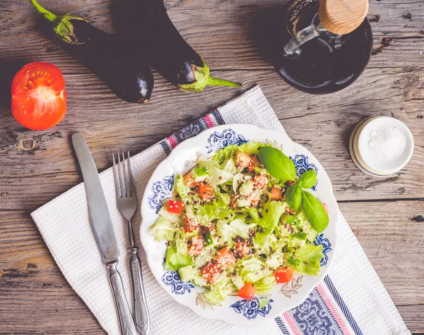 Свіжий овочевий салат з помідорами, баклажанами, насінням кунжуту та фл — стокове фото