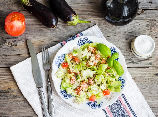 Domates, patlıcan, susam ve fl taze sebze salatası