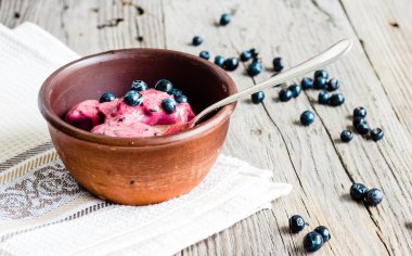 Muzlu dondurma yaban mersini, sağlıklı tatlı, vegan