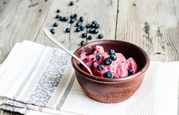 Banana ice cream with blueberries, healthy dessert, vegan — Stock Photo, Image