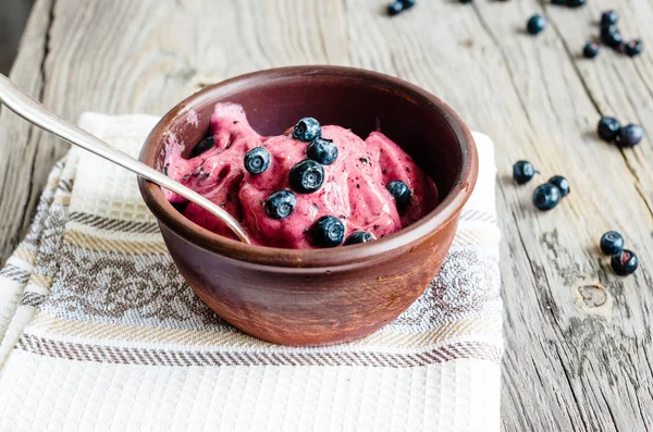 Banánová zmrzlina s borůvkami, zdravý dezert, veganské — Stock fotografie