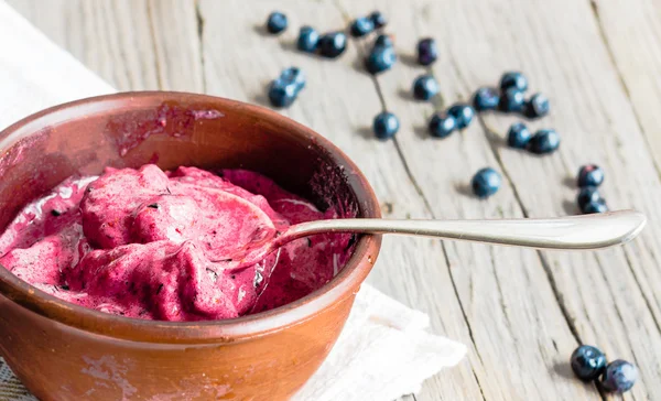 Banaan ijs met bosbessen, gezonde dessert, vegan — Stockfoto