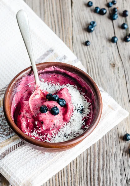 Helado de plátano con arándanos y copos de coco —  Fotos de Stock