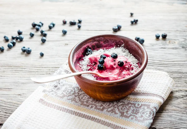 Helado de plátano con arándanos y copos de coco — Foto de Stock