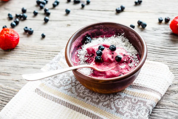 Helado de plátano con arándanos y copos de coco —  Fotos de Stock