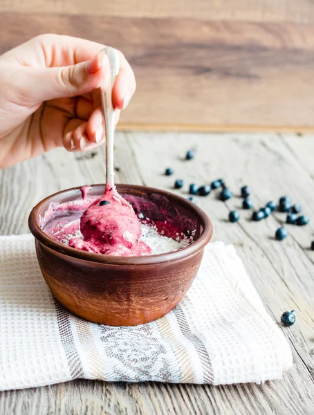 Manger une glace à la banane avec des bleuets et une cuillère de noix de coco, ha — Photo