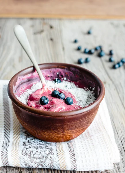 Helado de plátano con arándanos y coco, cucharadita —  Fotos de Stock