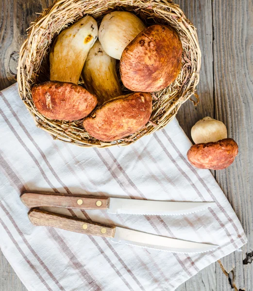 Steinpilze auf grauem Brett, rustikaler Hintergrund, Messer — Stockfoto