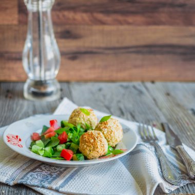 pişmiş nohut topları susam ve bir gri sebze salatası ile 