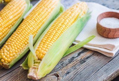 Tahta masadaki koçanlarda taze mısır, yakın plan.