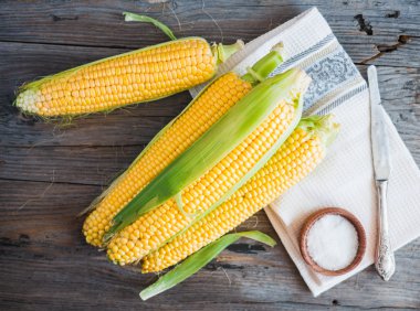 Taze mısır koçanı ahşap yüzey, tüm bitkisel gıdalar, üst v
