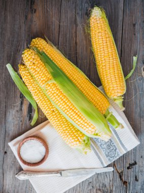 Taze mısır koçanı ahşap yüzey, tüm bitkisel gıdalar, üst v