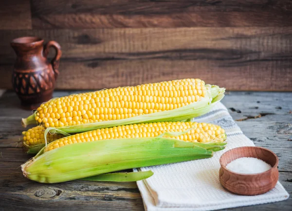 Fresh sweet corn on wooden surface, selective focus — Stock Photo, Image
