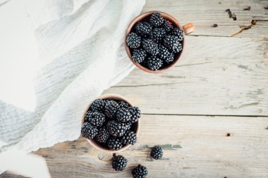Kil tencere ahşap bir masa, üstten görünüm üzerinde taze böğürtlen