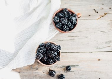 Kil tencere ahşap bir masa, üstten görünüm üzerinde taze böğürtlen