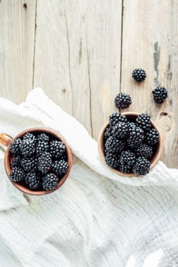 Kil tencere ahşap bir masa, üstten görünüm üzerinde taze böğürtlen