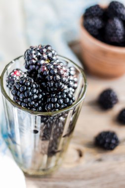 Ahşap bir masa, closeup camına taze tatlı blackberry