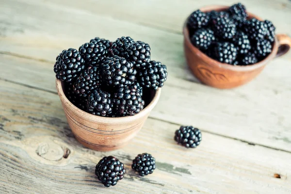 Verse zoete blackberry in klei potten op een houten tafel, close-up — Stockfoto