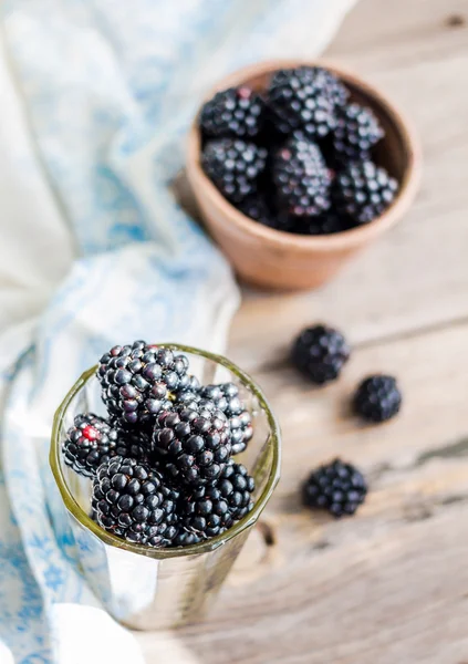 Verse zoete blackberry in glas op een houten tafel, close-up — Stockfoto