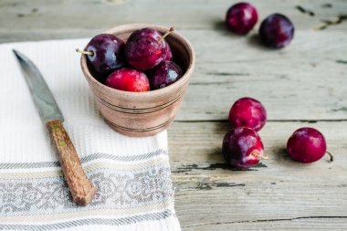 üzerinde gri ahşap masa, Rustik seramik ham Pembe Erik