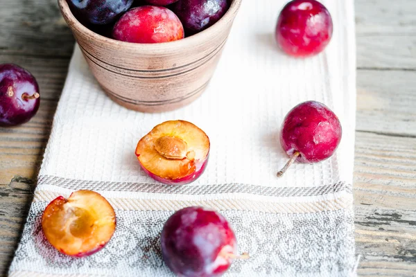 Frische rosa Pflaume in Keramik auf grauem Holztisch, rustikal — Stockfoto