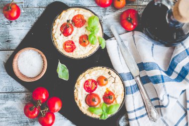 keçi peyniri, domates ve fesleğen, renkli kiş