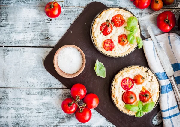 Keçi peyniri, domates ve fesleğen mavi masada kiş — Stok fotoğraf
