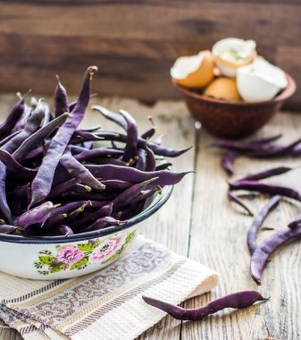 taze mor çalı fasulyesi gri bir ahşap tablo