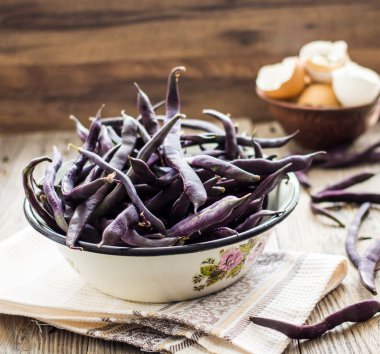 taze mor çalı fasulyesi gri bir ahşap tablo