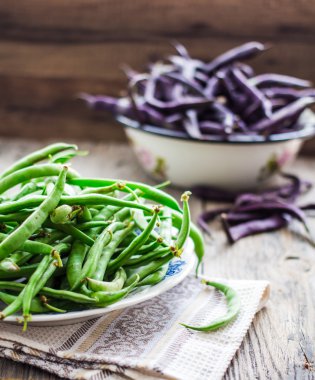 gri bir ahşap masa, temiz yeme çiğ mor ve yeşil fasulye