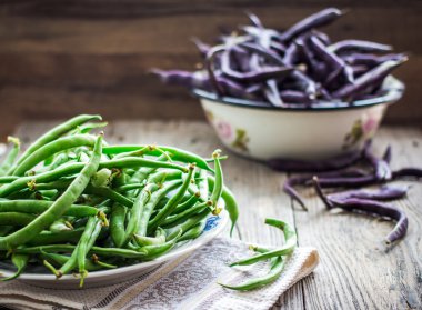 gri bir ahşap masa, temiz yeme çiğ mor ve yeşil fasulye