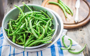 gri bir ahşap masa üzerinde ham yeşil fasulye